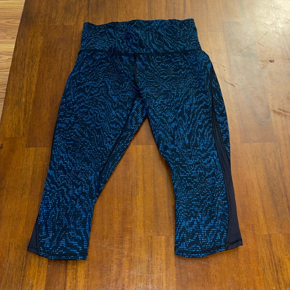 Lululemon Train Times Crop. Size 6. Style LW6AKOSP60317. Blue and black print